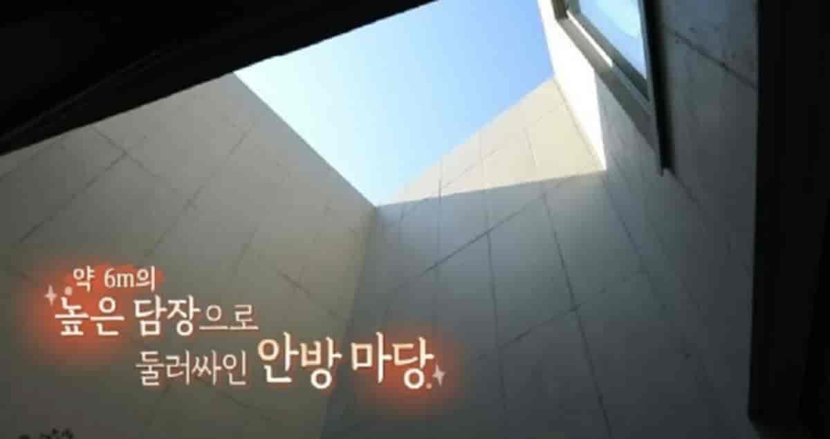 창문 하나 없는 폐쇄적인 주택 디자인