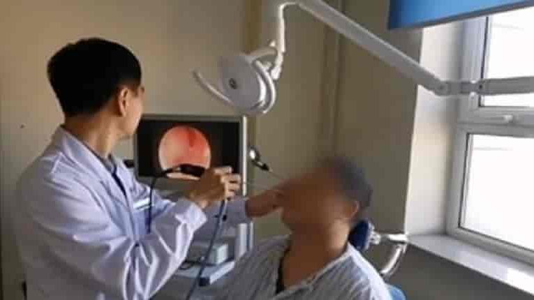 코에서 썩은 냄새가 나는 남자