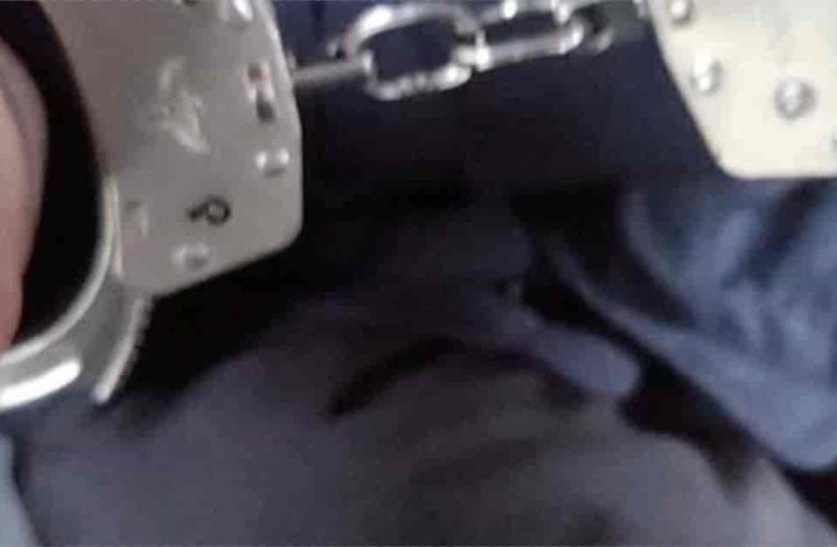 아침 8시부터 수갑차고 경찰서간 디시인